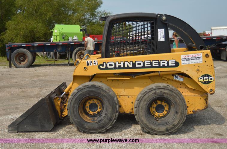image for item H2822 2000 John Deere 250 skid steer