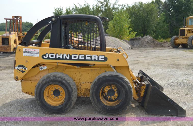 image for item H2822 2000 John Deere 250 skid steer