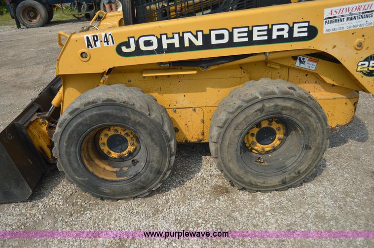 image for item H2822 2000 John Deere 250 skid steer