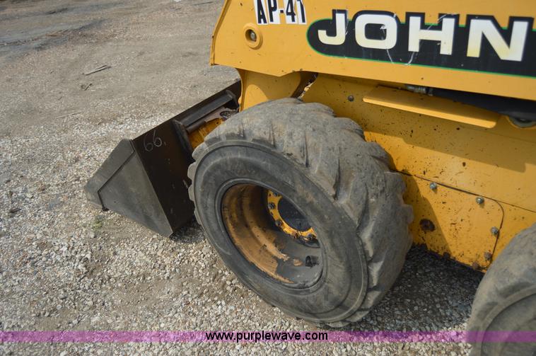 image for item H2822 2000 John Deere 250 skid steer