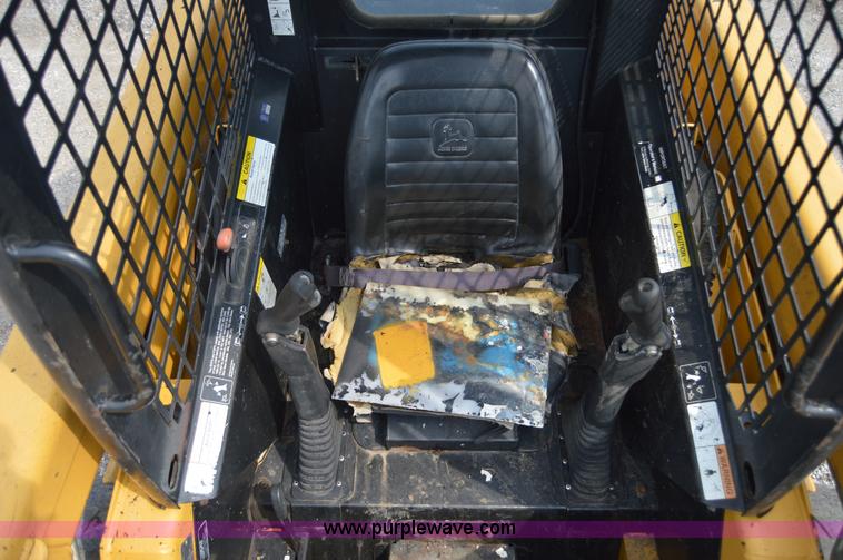 image for item H2822 2000 John Deere 250 skid steer