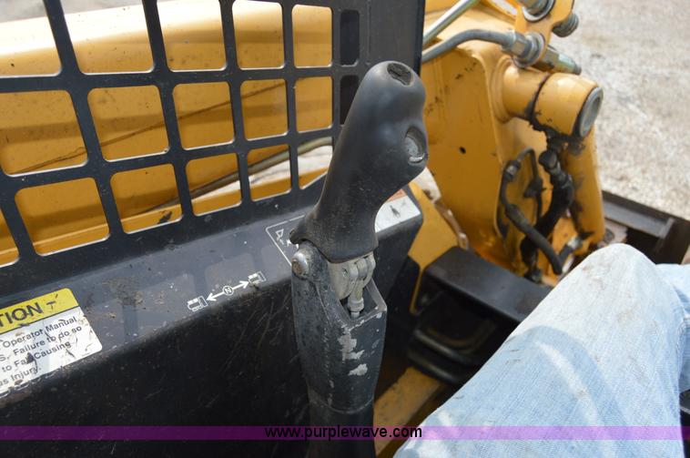 image for item H2822 2000 John Deere 250 skid steer