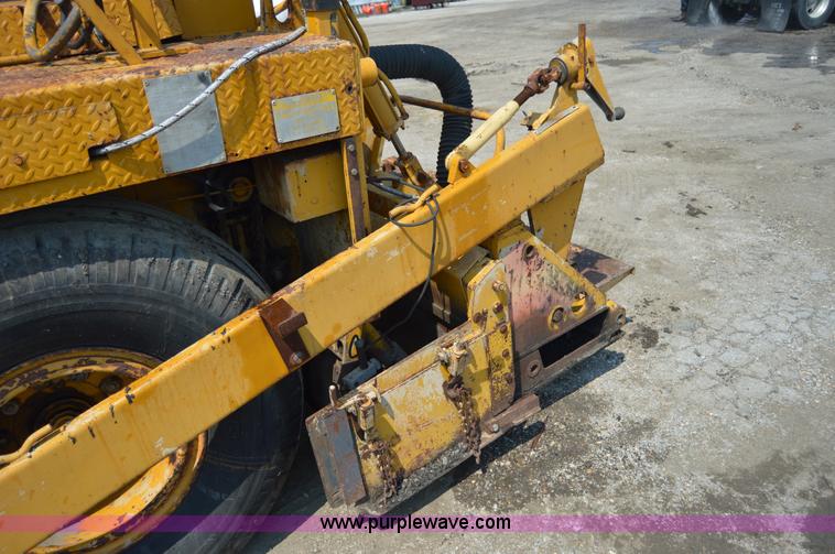 image for item H2823 1981 Blaw-Knox PF115 paver