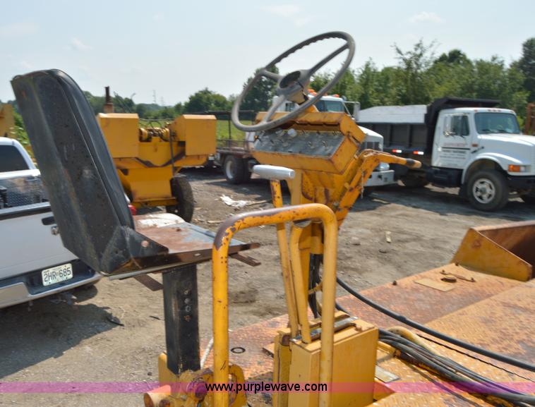 image for item H2823 1981 Blaw-Knox PF115 paver