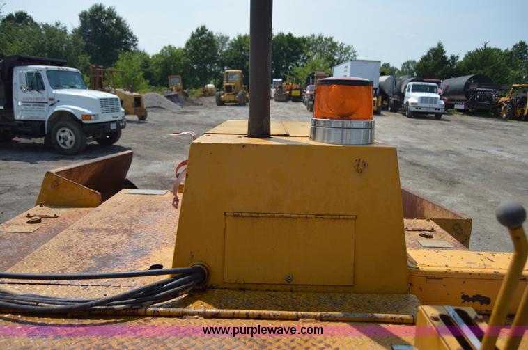 image for item H2823 1981 Blaw-Knox PF115 paver