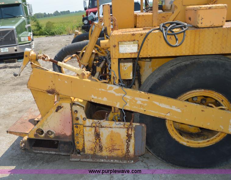 image for item H2823 1981 Blaw-Knox PF115 paver
