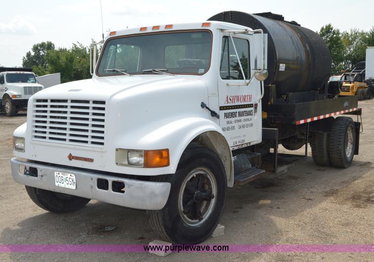 image for item H2824 1987 International 1654 seal coat truck