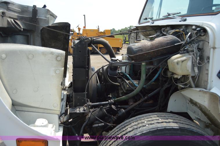 image for item H2824 1987 International 1654 seal coat truck