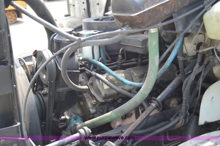 image for item H2824 1987 International 1654 seal coat truck