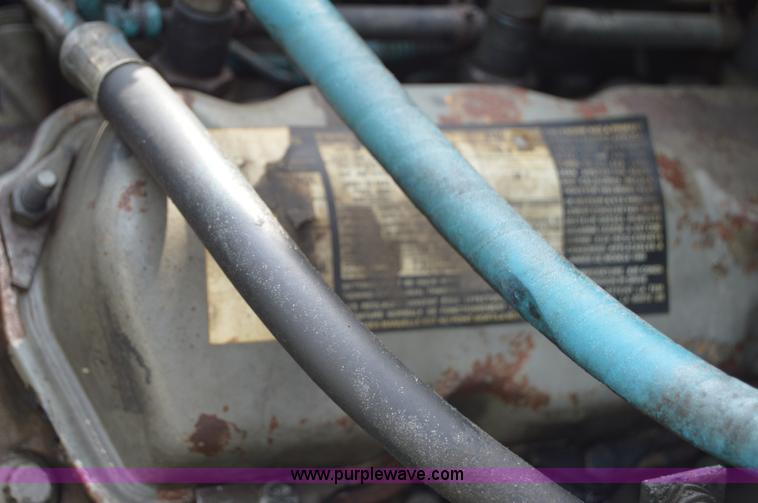 image for item H2824 1987 International 1654 seal coat truck