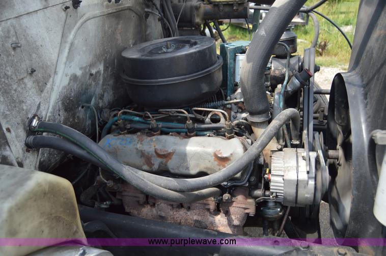 image for item H2824 1987 International 1654 seal coat truck