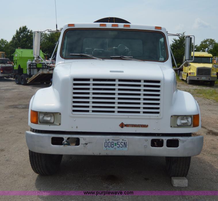 image for item H2824 1987 International 1654 seal coat truck