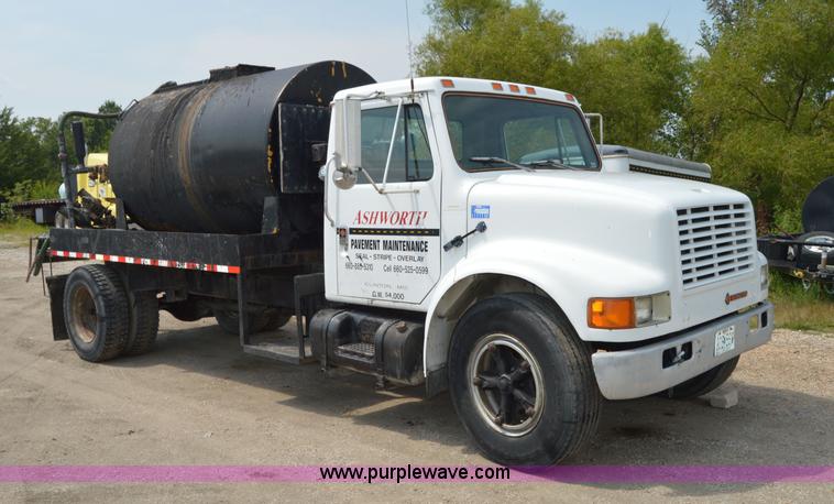 image for item H2824 1987 International 1654 seal coat truck