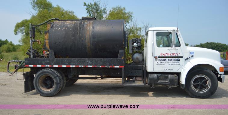 image for item H2824 1987 International 1654 seal coat truck