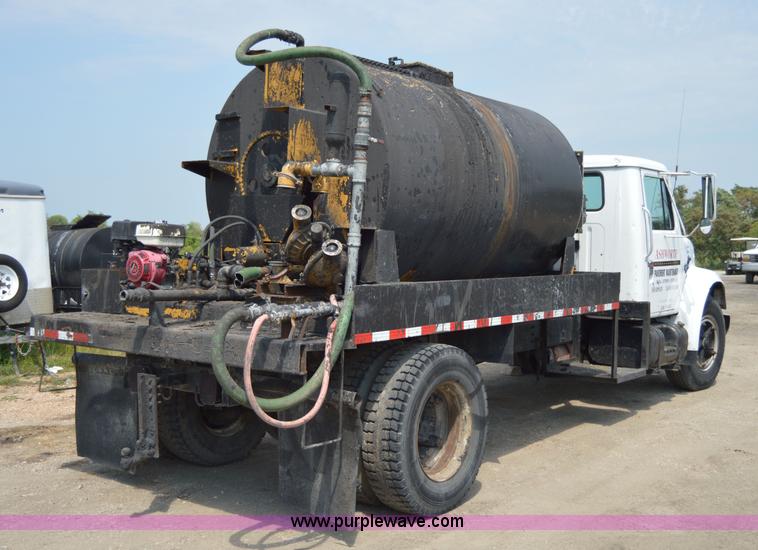 image for item H2824 1987 International 1654 seal coat truck
