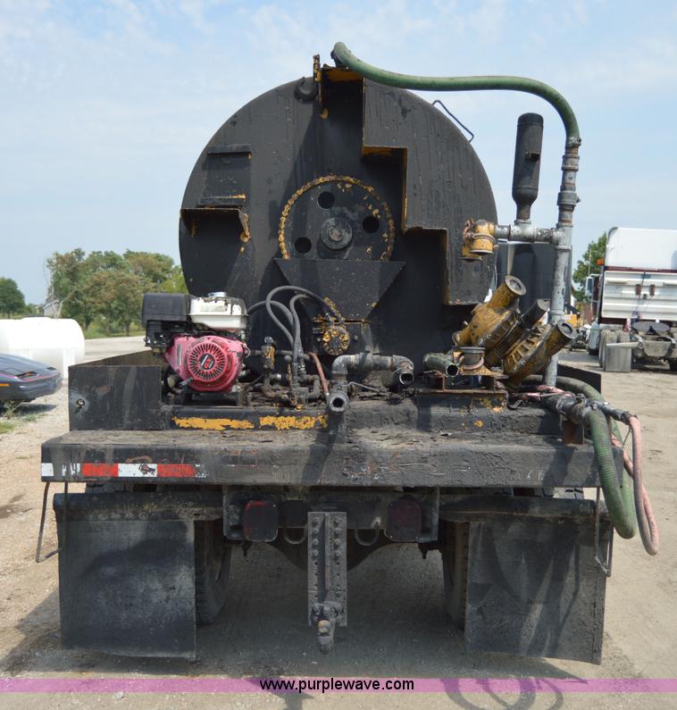 image for item H2824 1987 International 1654 seal coat truck