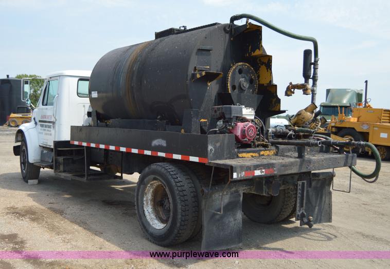 image for item H2824 1987 International 1654 seal coat truck