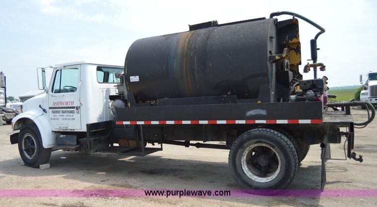 image for item H2824 1987 International 1654 seal coat truck