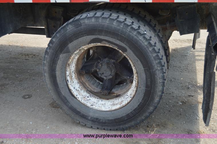 image for item H2824 1987 International 1654 seal coat truck