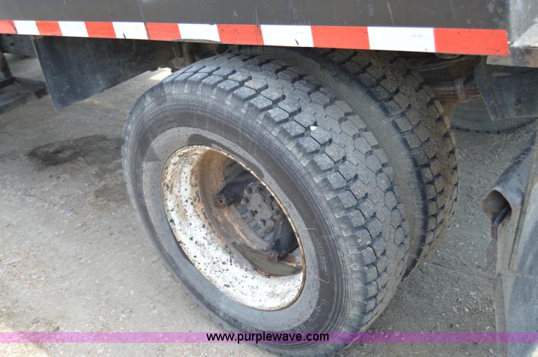 image for item H2824 1987 International 1654 seal coat truck