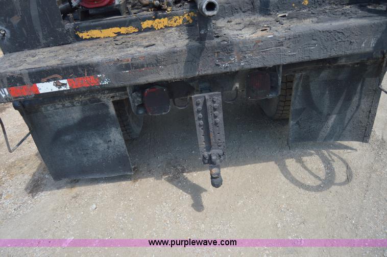 image for item H2824 1987 International 1654 seal coat truck