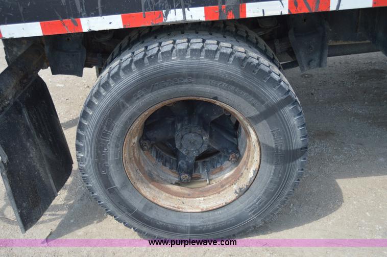 image for item H2824 1987 International 1654 seal coat truck