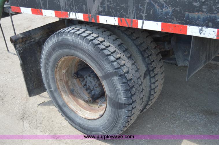 image for item H2824 1987 International 1654 seal coat truck