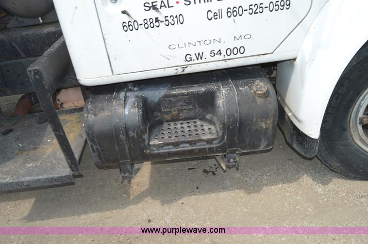 image for item H2824 1987 International 1654 seal coat truck