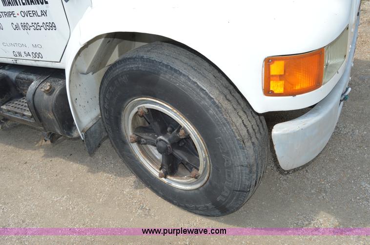 image for item H2824 1987 International 1654 seal coat truck