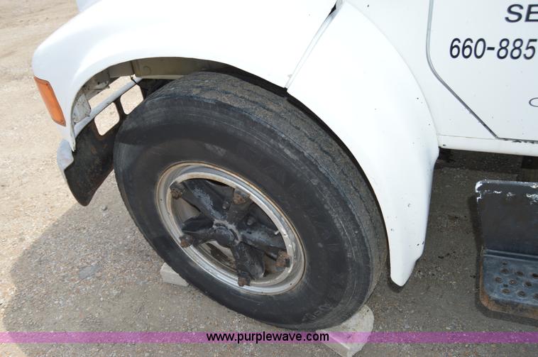 image for item H2824 1987 International 1654 seal coat truck