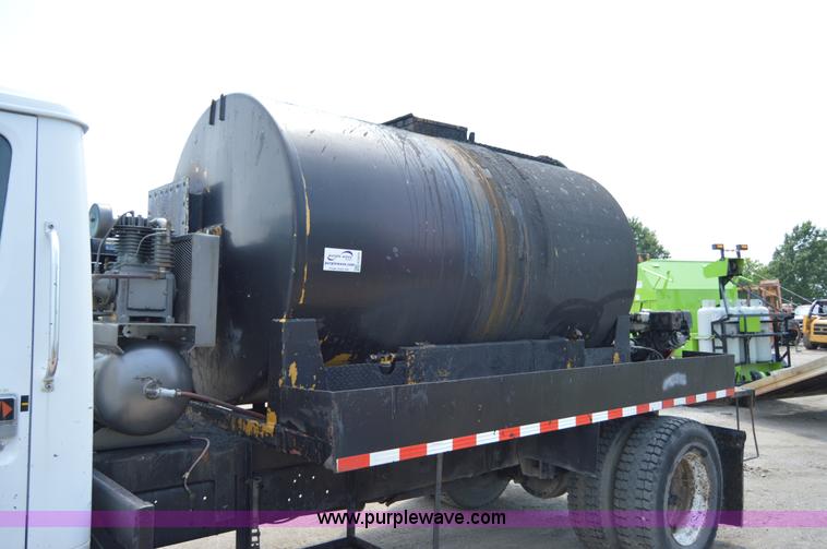 image for item H2824 1987 International 1654 seal coat truck