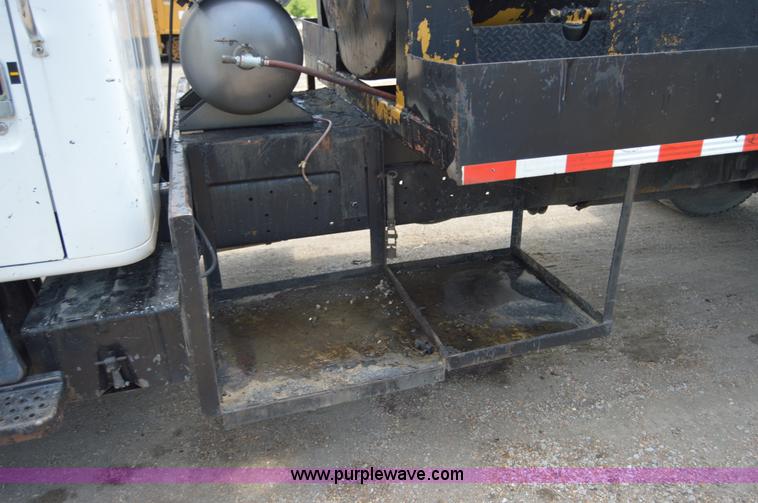 image for item H2824 1987 International 1654 seal coat truck