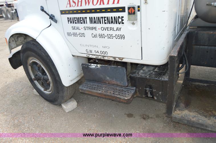 image for item H2824 1987 International 1654 seal coat truck