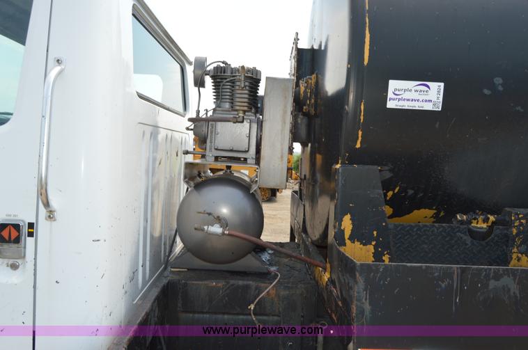 image for item H2824 1987 International 1654 seal coat truck