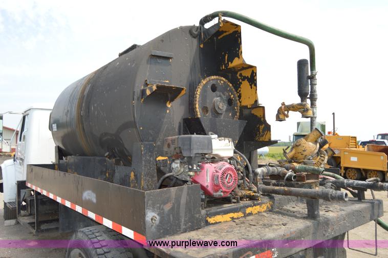 image for item H2824 1987 International 1654 seal coat truck