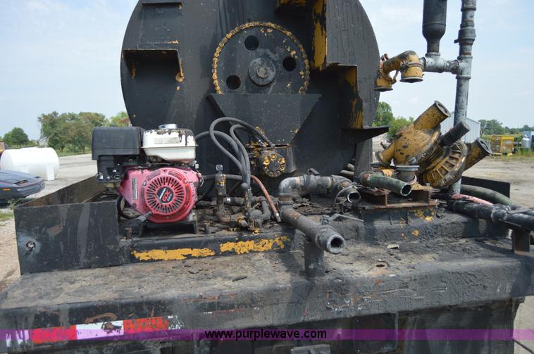 image for item H2824 1987 International 1654 seal coat truck