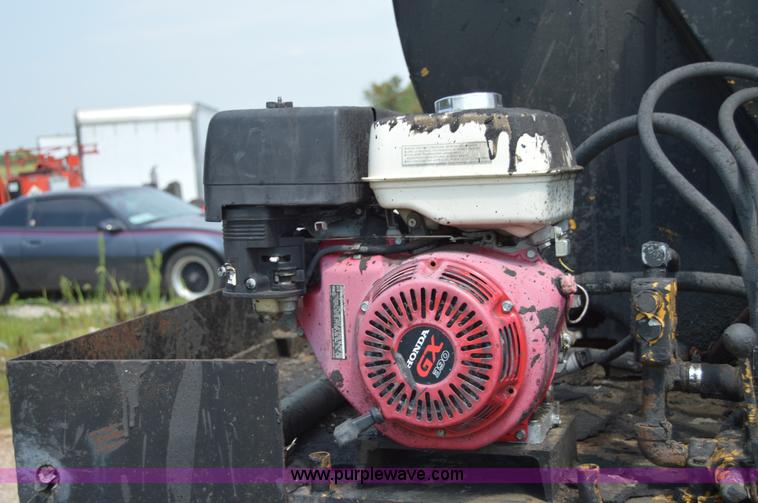 image for item H2824 1987 International 1654 seal coat truck