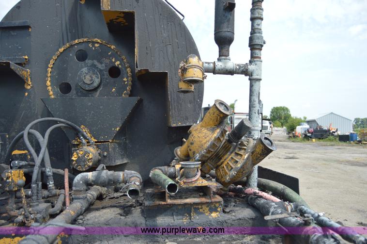 image for item H2824 1987 International 1654 seal coat truck