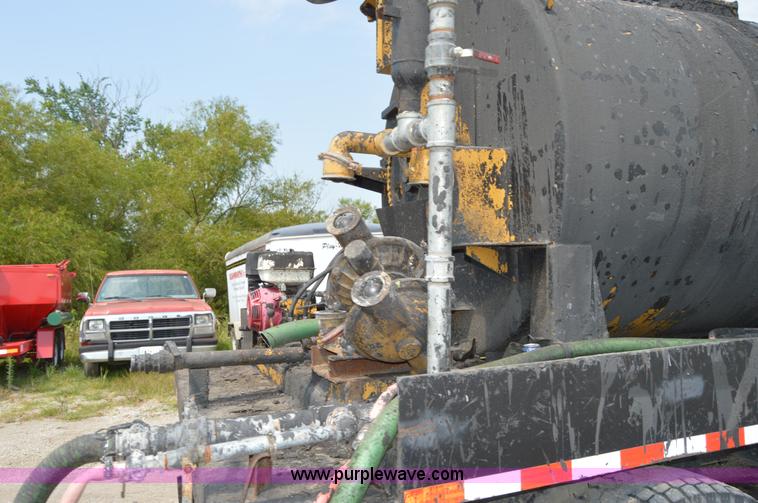 image for item H2824 1987 International 1654 seal coat truck