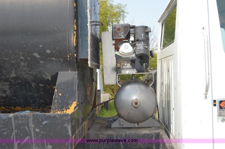 image for item H2824 1987 International 1654 seal coat truck