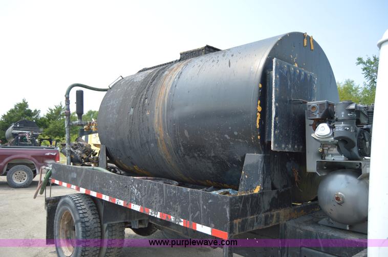 image for item H2824 1987 International 1654 seal coat truck