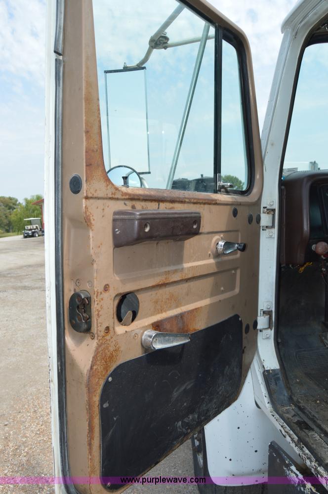 image for item H2824 1987 International 1654 seal coat truck