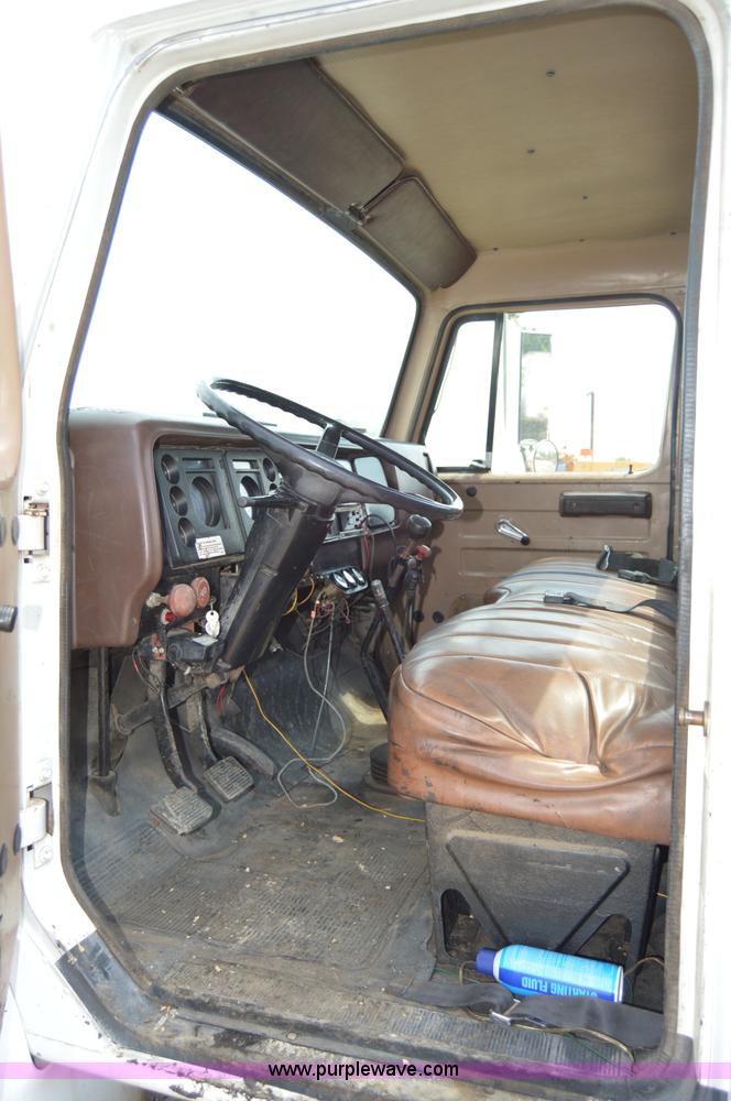 image for item H2824 1987 International 1654 seal coat truck