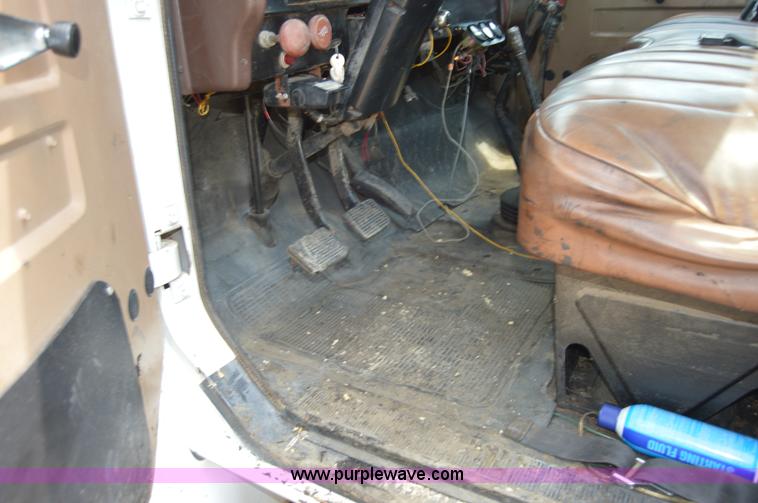 image for item H2824 1987 International 1654 seal coat truck