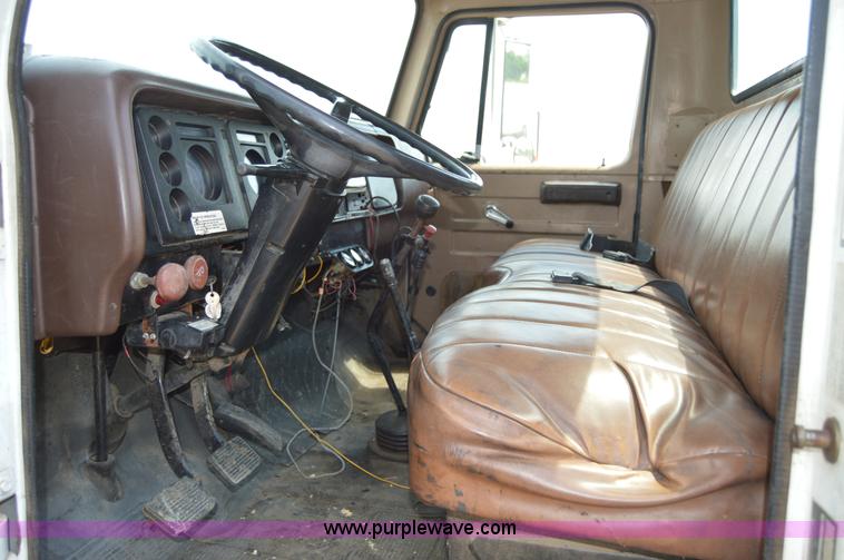 image for item H2824 1987 International 1654 seal coat truck