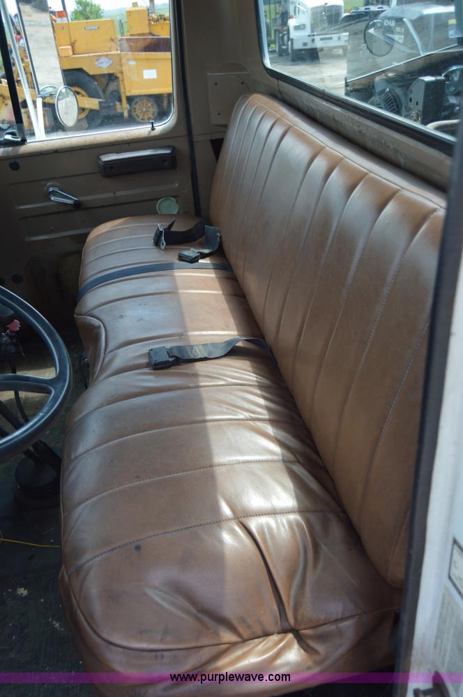 image for item H2824 1987 International 1654 seal coat truck