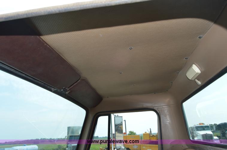 image for item H2824 1987 International 1654 seal coat truck