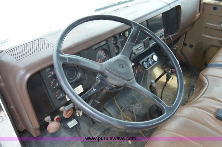 image for item H2824 1987 International 1654 seal coat truck