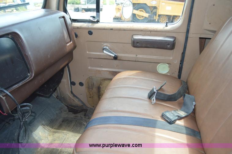 image for item H2824 1987 International 1654 seal coat truck