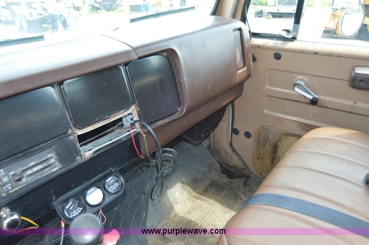 image for item H2824 1987 International 1654 seal coat truck